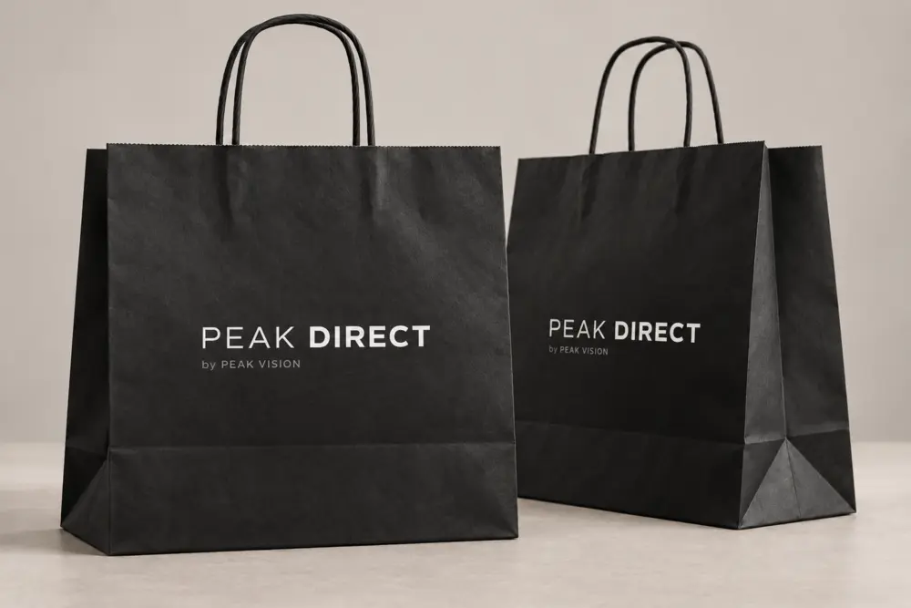 Designkonzept: mattschwarze Tragetaschen mit weißem PEAK-DIRECT-Schriftzug