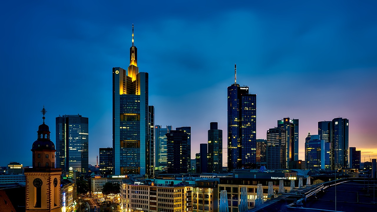 Frankfurter Skyline in der blauen Stunde