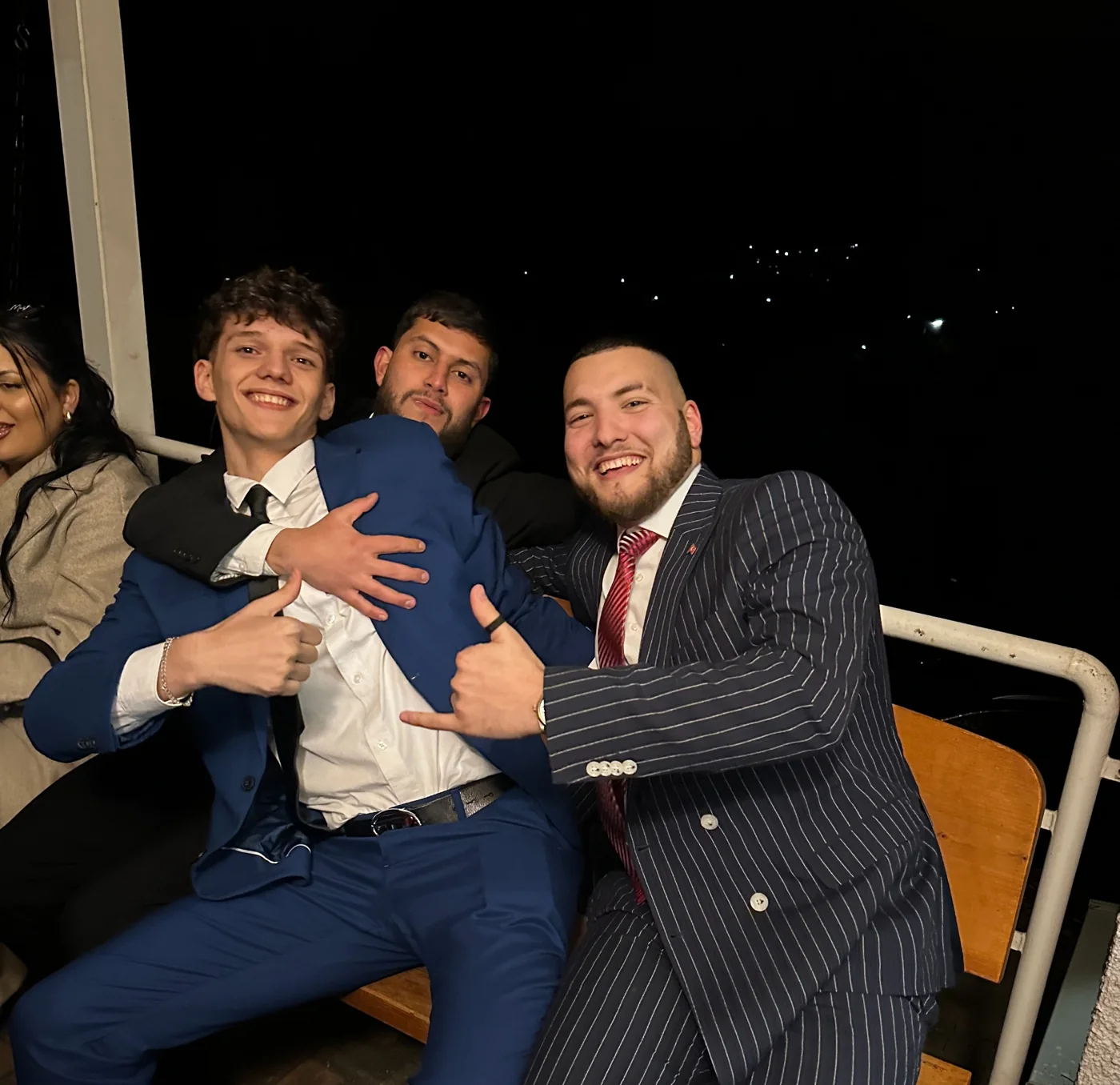 Koray mit Freunden bei einem privaten Abend