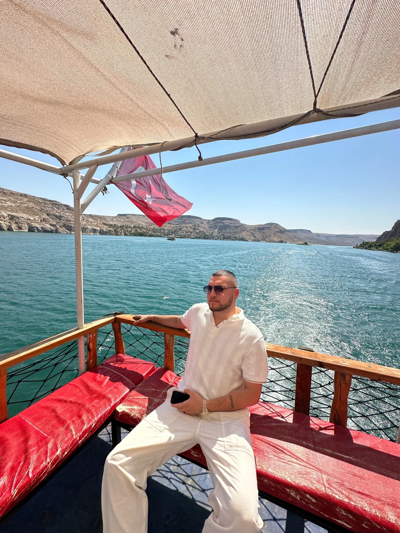 Koray an Bord eines Ausflugsboots auf einer privaten Reise